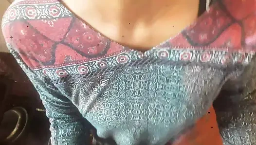 Hizmetçi yemek yaparken sikişiyor