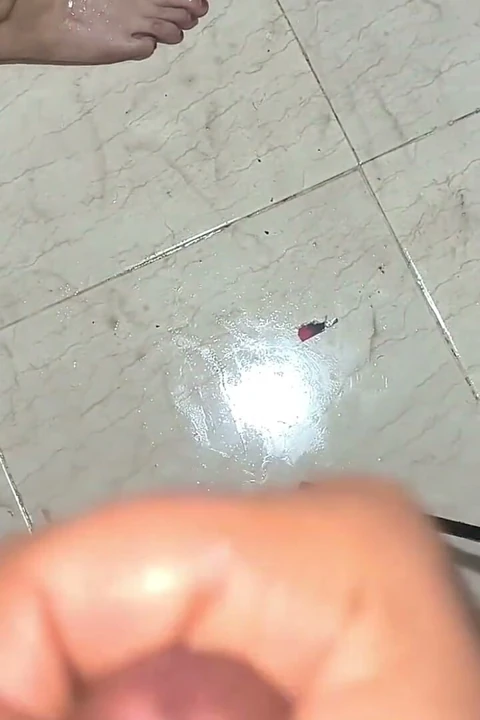 Arap gavat koca büyük yaraklı arkadaşım karımı duşta sikiyor