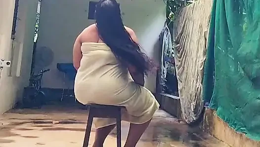 Geleneksel peçeli ve gövdeli Mallu büyük götlü seksi orta yaşlı seksi kadın, açık havada seksi vücudunu açıyor
