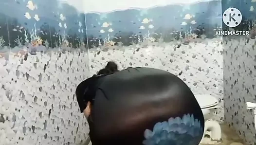 Didi'nin banyo yaptığını gören kayınpederin yarağı ayağa kalktı ateşli banyo yapan üvey kız kardeş