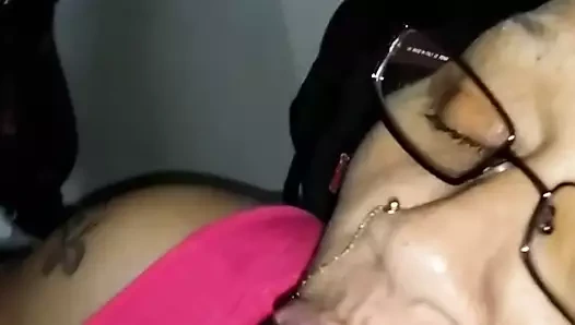 Büyükanne benim şişman aletimi emmeyi seviyor!