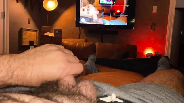 Sözlü kıllı baba kendini televizyonda izlerken yatakta