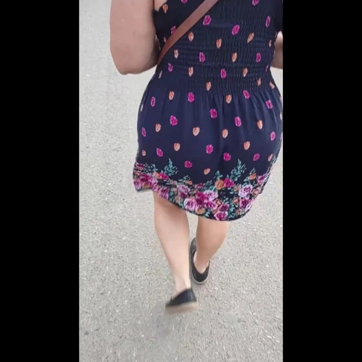 Sokakta mini etekli olgun bir kadınla tanışıyorum