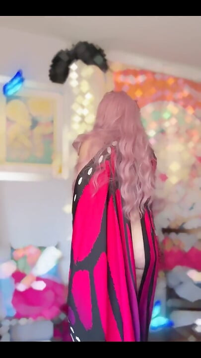 Orta yaşlı seksi kadın dans ediyor!