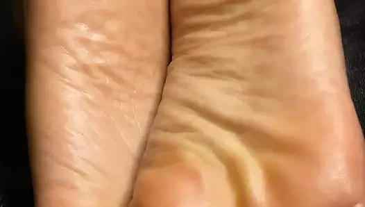 Zenci kız tabanlarının ve ayaklarının yakın çekimlerini yapıyor