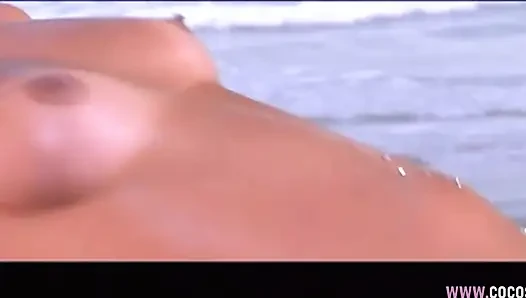 Sarışın bomba tropikal plajda kaslı tarafından sikiliyor