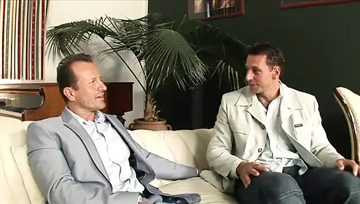 Sarışın hizmetçi iki adam tarafından çifte penetrasyonla sikiliyor