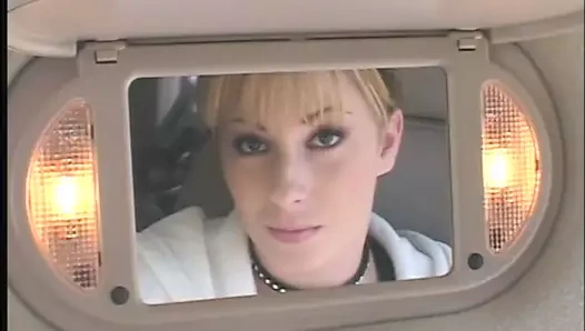 Siyah file çoraplardaki sarışın güzellik, göt deliğini sıcak ahbapın horozuna indirir