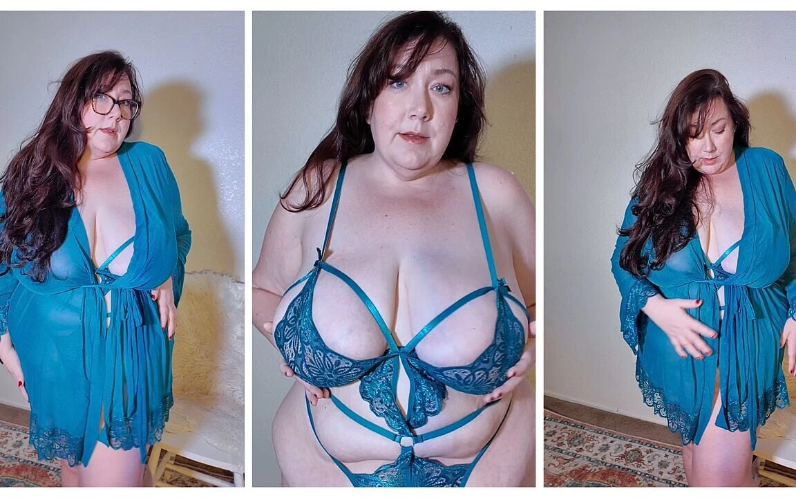 Seksi Tombul Esmer Iri Güzel Kadın Iç Çamaşırlı Kıvrımlarını Gösteriyor