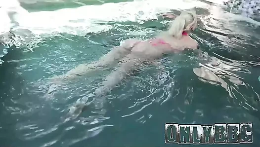 Kitty Quinn arka bahçede büyük zenci yarağıyla sikişiyor