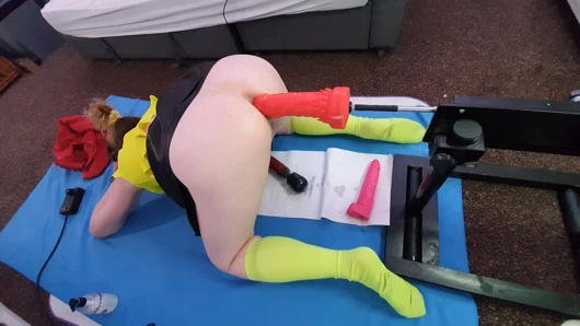 Essex kızı lisa ile sikiş makinesinde büyük dildo serseri eğlencesi