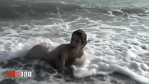 Tigra Fransız orta yaşlı seksi kadın tigra dalgalarda çıplak