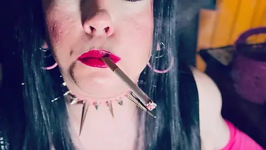 Yaptığı işte en iyisi o! Tina Snua kibritli bir sigara yakıyor ve eldivenle sigara içiyor