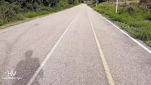 Sapık bana herkesin içinde penisini gösteriyor ve terk edilmiş bir binada denemeye karşı koyamadım