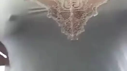 Ben çıplak alıyorum ve göğüsleri gösteriyorum