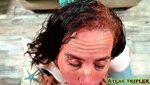 Baharatlı latin orta yaşlı seksi kadın yarak almadan önce dildoyla oynuyor