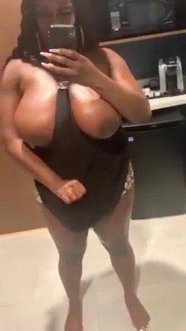 Büyük siyah bekar anne göğüsleri