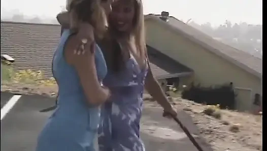 İki genç klasik lezbiyen çift dildoyla sikişiyor