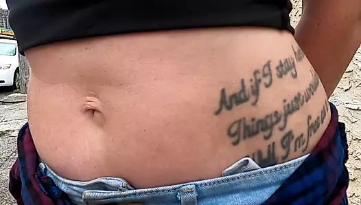 Dövmeli göbek deliği oyunu