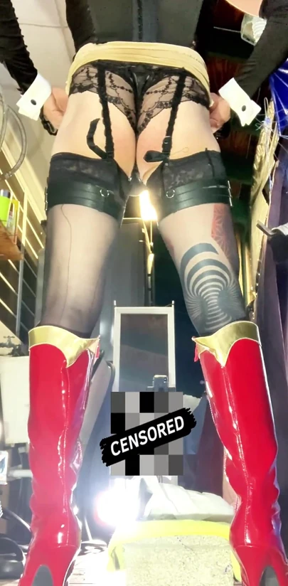 Sevimli kadın oğlan büyük dildo almak için götünü genişletiyor!