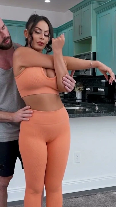 Kalın vücutlu fit orta yaşlı seksi kadın terli hardcore egzersizden sonra protein attırılıyor - mylf | Klip 1