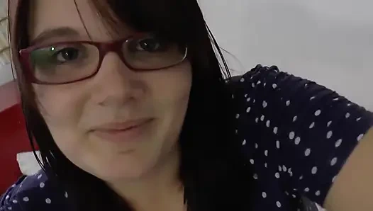 Spex genç kız şanslı bir adam tarafından sikiliyor