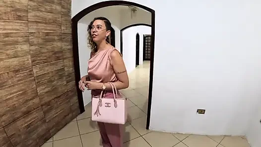 Broker. Bugünlerde ev satmak kolay değil.