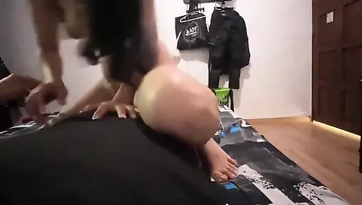 Büyük götlü üvey kızım sütümü yutmak için yarağıma biniyor