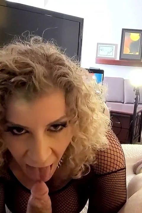 Efsanevi orta yaşlı seksi kadın Sara Jay şanslı bir hayranıyla sikişiyor