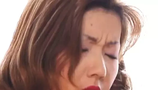 Şık solo Asya milf hoşlanır mastürbasyon