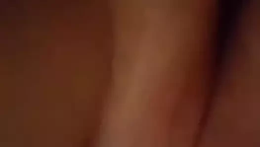 İskoç kız onu kedi ile oynuyor