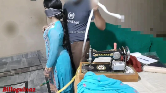 Desi darji (terzi) billo gulnaz- terzi ne bhabhi ka naap lete lete bhabhi ko hi chod dala- hindi ile sert becerdin