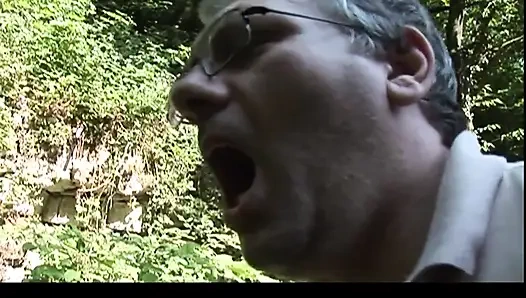 Sıkı amcıklı harika kız olgun bir yarakla sikiliyor ve küçük göğüslerine boşalıyor