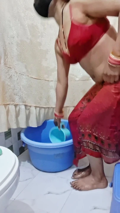 Daha önce baldızın banyo yaparken böyle bir videosunu görmedim. | Klip 1