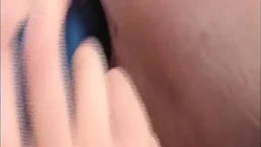 Sarışın amatör mavi dildosunu gırtlağına kadar alıyor ve sonra biniyor