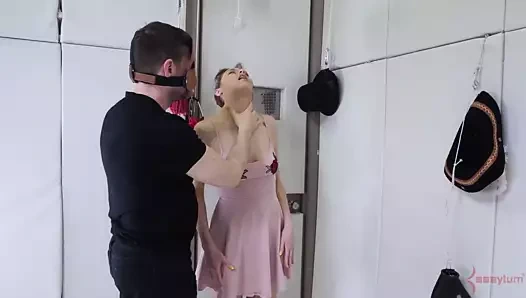 Rebecca öncüsü oynuyor