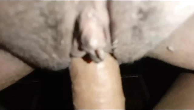 Ateşli çocuk Sofia Mirza'nın göt deliğiyle eğleniyor. göt parmaklama