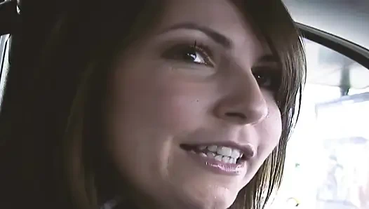 Göt egzersizlericene-3 esmer ince götlü orta yaşlı seksi kadın ağzında büyük bir yarağın tadını çıkarıyor