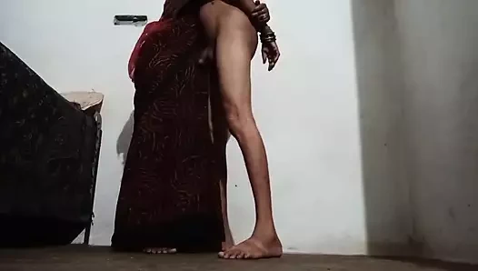 Güzel sonam yenge sakso çekiyor ve gizli erkek arkadaşıyla ayakta seks yapıyor