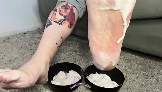 Güzel ayak parmaklarımdan dondurmayı yala