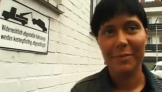 Esmer sürtük harika bir sakso çekmeden önce mastürbasyon yapıyor