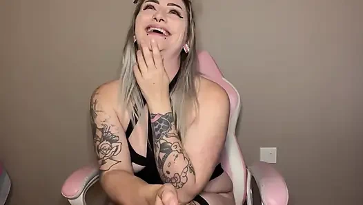 Minik penis resimlerine gülüyor