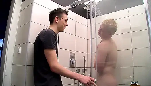 Arkadaşlar emiyor ve sikişiyor