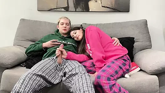 Elle muamele boşalma derlemesi - küçük üvey kız kardeş üvey erkek kardeşinin büyük yarağını boşalmak için mastürbasyon yapıyor