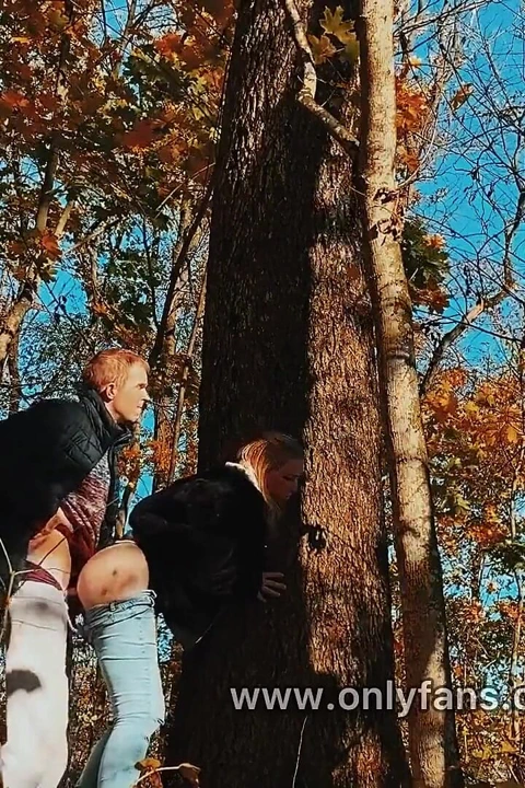 Yürürken ormanda büyük götlü bir güzeli siktim