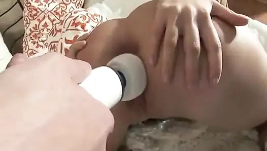 Sevimli sarışın her şeyi seviyor