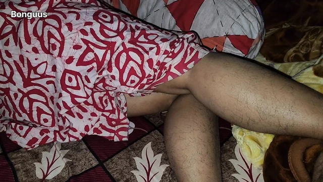 Ateşli orta yaşlı seksi kadınla yatağı paylaşan üvey annemin amcığını keşfediyorum