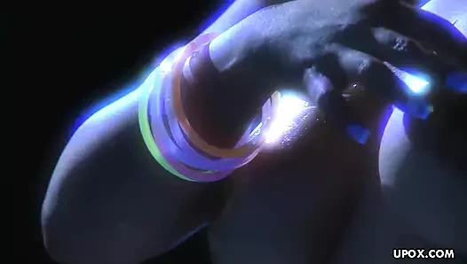 Asyalı orta yaşlı seksi kadın Jessica amını cam dildoyla ovuyor.