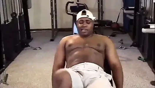 Büyük götlü zenci kız amcık yalıyor amcık parmaklıyor spor salonunda sikişiyor... ağzına boşalma
