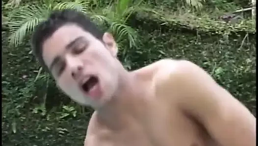 Seksi hatunla azgın eşcinsel aygırlar açık havada birbirlerini sert sikiyor